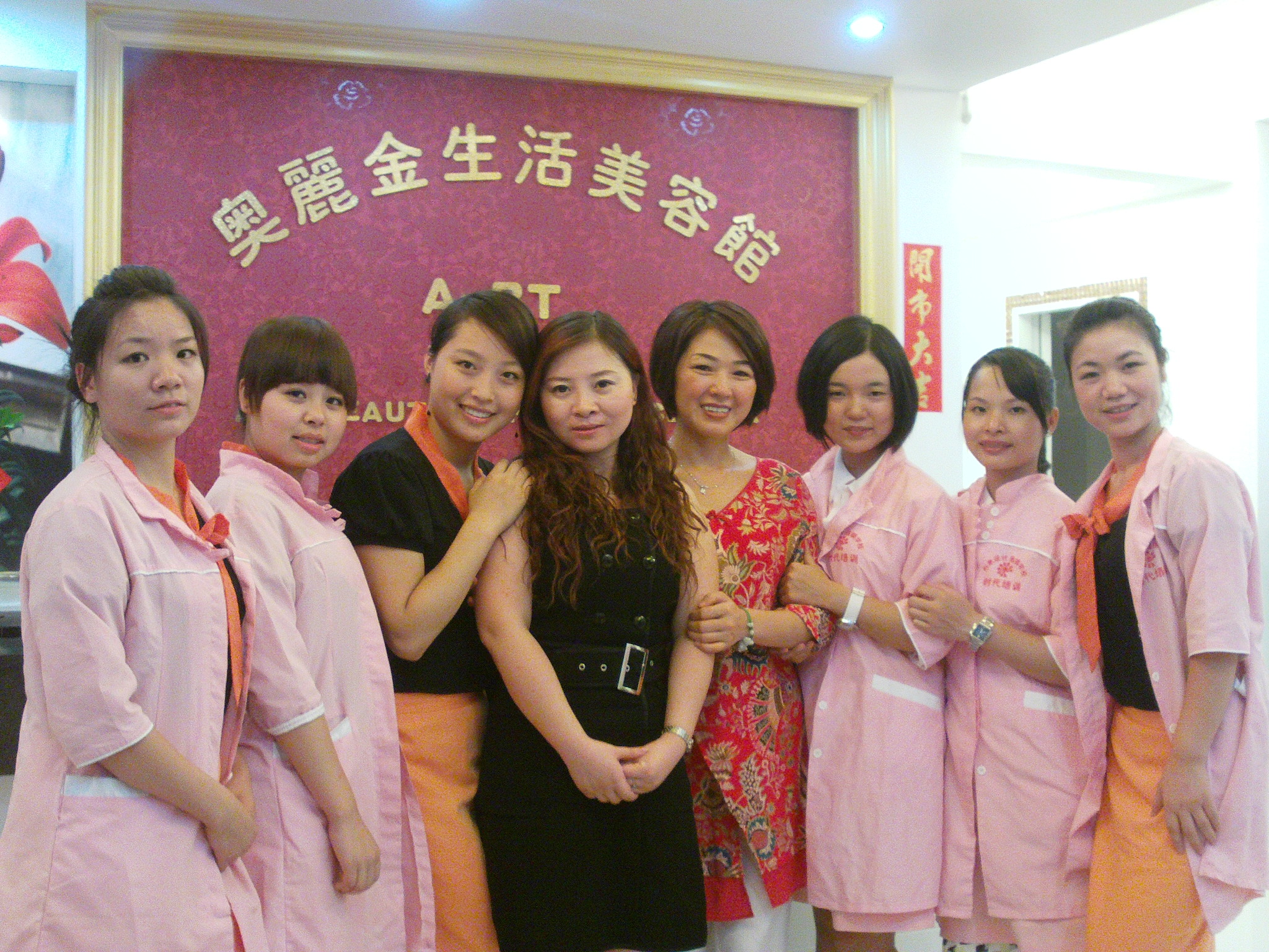 時(shí)代學(xué)校美容班學(xué)員在美容院實(shí)習(xí)